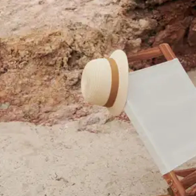 Le chapeau Balder Bucket de Liewood est un chapeau de soleil pratique et mignon pour les grands enfants avec une inspiration rétro. Papier fabriqué à partir de pulpe de bois, filé en pailles de papier. Caractéristiques : Matériel : 80% papier naturel et 20% nylon Taille : 50 pour les 1 - 2 ans / 52 pour les 3 - 5 ans Coloris : Nature / Golden Caramel Visière large Détail de ruban autour de la couronne Échancré et pincé à l'avant et sur les côtés Léger Respirant