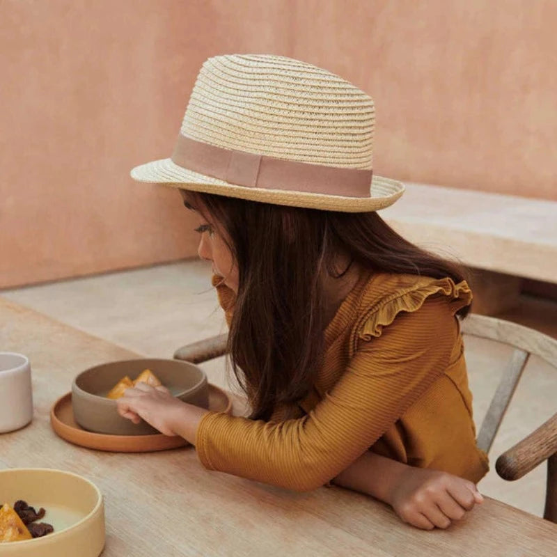 Chapeau de paille Doro Fedora de Liewood. En paille, coloris naturel et ruban rose pâle.