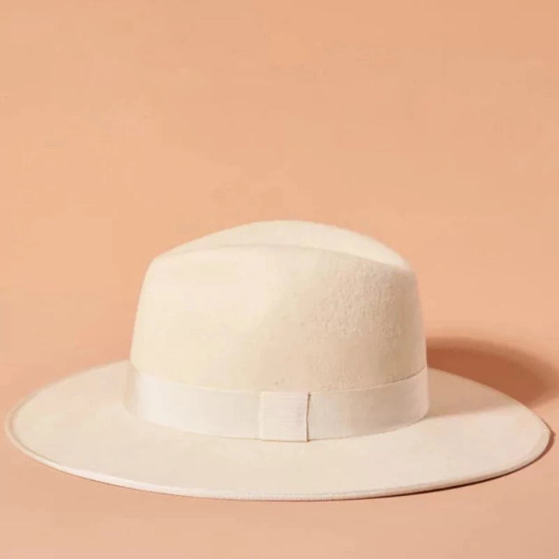 Gypsy, un chapeau de feutre mi-saison pour les journées fraîches de printemps. Pour un chapeau de mariage original et champêtre, placez sur Gypsy notre Barrette Alba !