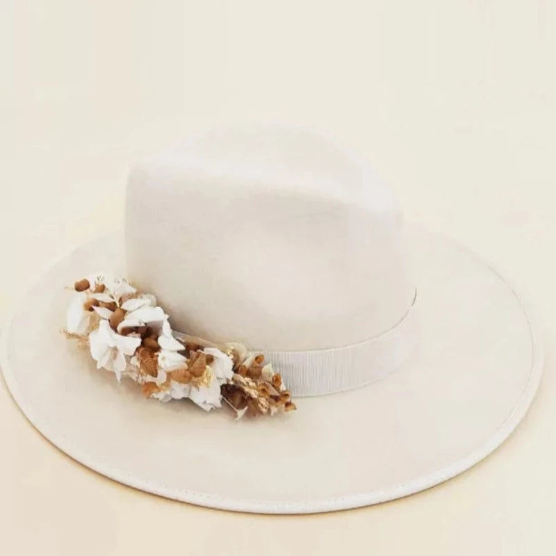 Gypsy, un chapeau de feutre mi-saison pour les journées fraîches de printemps. Pour un chapeau de mariage original et champêtre, placez sur Gypsy notre Barrette Alba !