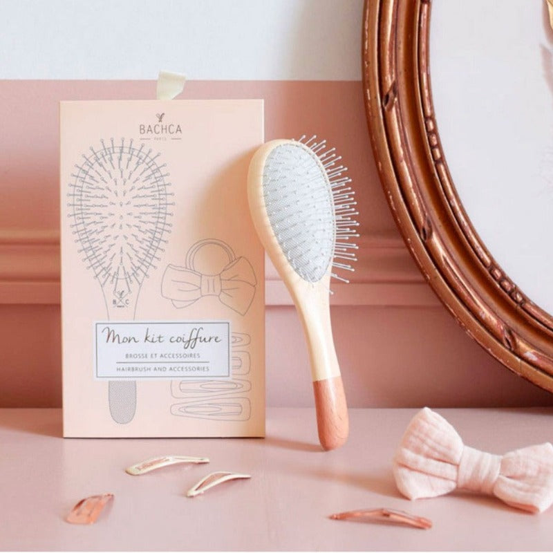 La brosse petit modèle est en bois de hêtre. Les picots nylon, grâce à leur souplesse, démêlent les cheveux sans douleur, secs comme mouillés. Idéals pour les cheveux les plus fragiles ou qui s'emmêlent facilement, les picots nylon se courbent et évitent ainsi que le cheveu casse, se fourche ou s'abîme. 18.5 cm.
