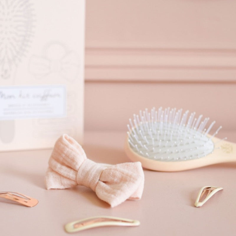 Coffret bachca comprend une brosse en bois de hêtre, 1 elastique nude et 4 barrettes.