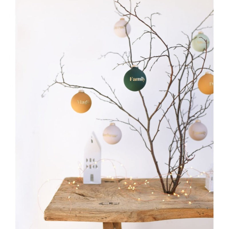 Collection Pantone, boule de noël baubels. Une sélection sur mesure pour cette merveilleuse collection Pantone. Nous avons fait le choix de couleurs pures au toucher velours : ocre, tilleul, rose poudré ou vert Noël, sont les tons de notre hiver. Choisissez le texte de votre choix, SOIT : - HAPPY / FAMILY - AMOUR / ETERNEL - BONHEUR / ENSEMBLE - DOUCE MAGIE Diamètre de la boule de Noël : 8 cm - Coloris blanc laqué - Impression en sérigraphie dorée sur les 2 faces
