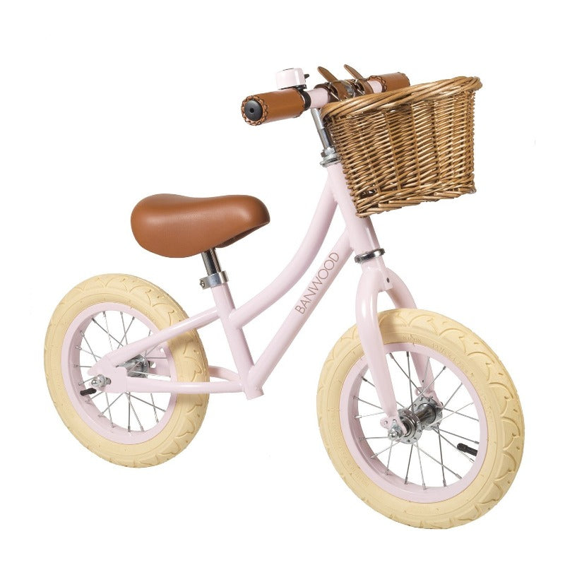 Vélo 12 pouces Cadre en acier avec finition couleur menthe pastel. Hauteur de selle réglable 37-44 cm. Guidon réglable : 50 à 59 cm. Panier en osier. Roues de 12" crème. Poids : 4,5 Kg. Conçu pour les enfants de 2,5 (*) à 5 ans. Certification CE.