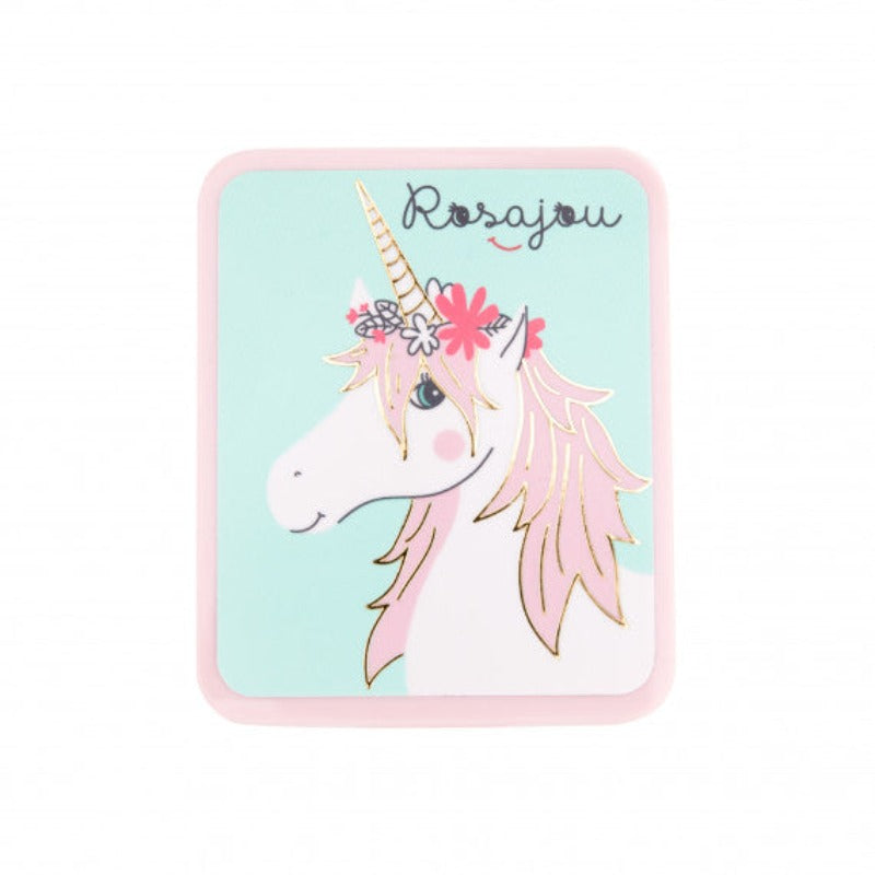 Dans ce joli boitier miroir se cache une poudre compacte rose aux reflets dorés : idéal pour les joues des petites coquettes. Une formule ultradouce et naturelle au toucher de soie qui s'applique avec le pinceau joues. Sa teinte ultra modulable s'adapte à toute les carnations et toutes les envies. C´est à vous de jouer !
