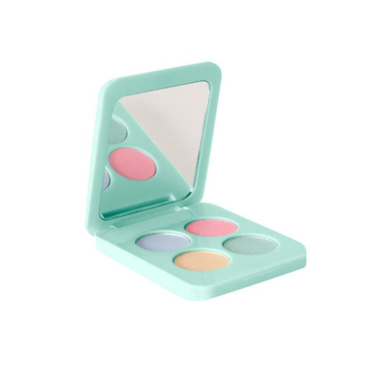 4 fards à paupières : rose, doré, bleu et vert. Pour réhausser le regard et faire des yeux de biche.Caractéristiques Fards visage 4 couleurs Formule VEGAN à base de talc micronisé et nacres minérales Conçu pour les enfants Contenance : 4 x 1.5 g 99.5% d’ingrédients d’origine naturelle Testé sous contrôle dermatologique Convient aux peaux sensibles Ne convient pas aux enfants de moins de 3 ans. Produit fragile, la poudre risque de casser en cas de chute. Fabriqué en France, en Normandie