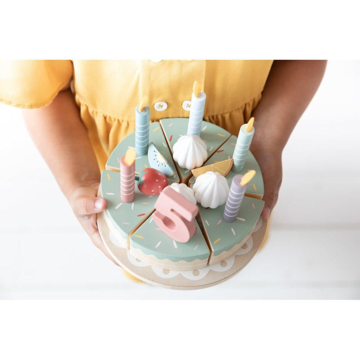 gateau d'anniversaire vue du dessus de la marque Little Dutch. 6 parts prêtes à découper.