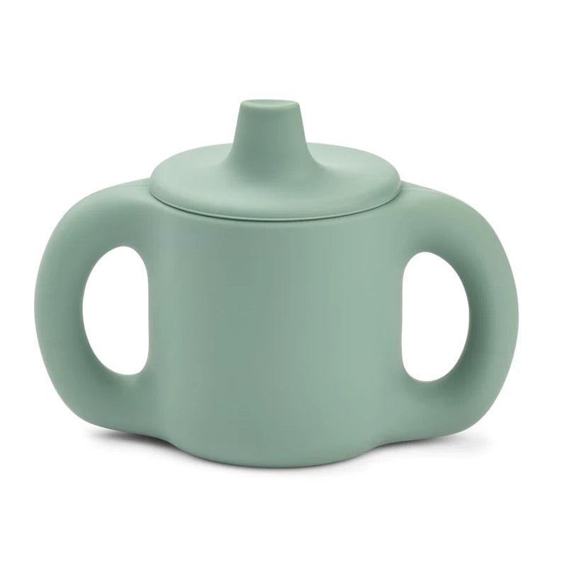 Katinka, offre un aspect épais et doux au toucher, similaire à la tasse Kylie, mais avec des anses plus fines. 3 petits trous dans le couvercle pour le liquide permettent aux tout-petits de gérer le débit et le silicone durable atténue le bruit en cas de chute. 100 % silicone Design élégant Matériau doux et durable Léger Comme la tasse Kylie, avec seulement 2 poignées plus fines 3 petits trous dans le couvercle pour le liquide. Passe au lave-vaisselle Dimensions : H : 10cm, L : 13cm, D : 7cm V : 145ml
