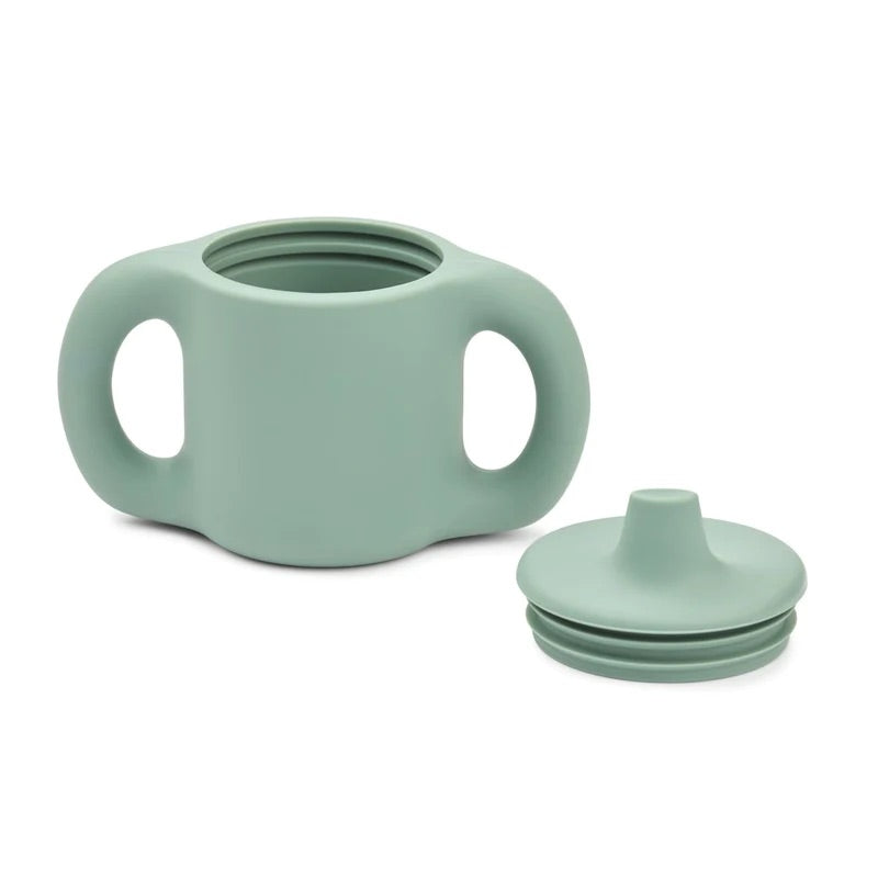 Katinka, offre un aspect épais et doux au toucher, similaire à la tasse Kylie, mais avec des anses plus fines. 3 petits trous dans le couvercle pour le liquide permettent aux tout-petits de gérer le débit et le silicone durable atténue le bruit en cas de chute. 100 % silicone Design élégant Matériau doux et durable Léger Comme la tasse Kylie, avec seulement 2 poignées plus fines 3 petits trous dans le couvercle pour le liquide. Passe au lave-vaisselle Dimensions : H : 10cm, L : 13cm, D : 7cm V : 145ml
