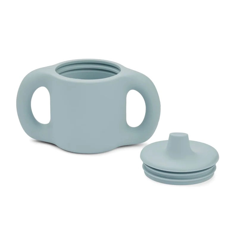 Katinka, offre un aspect épais et doux au toucher, similaire à la tasse Kylie, mais avec des anses plus fines. 3 petits trous dans le couvercle pour le liquide permettent aux tout-petits de gérer le débit et le silicone durable atténue le bruit en cas de chute. 100 % silicone Design élégant Matériau doux et durable Léger Comme la tasse Kylie, avec seulement 2 poignées plus fines 3 petits trous dans le couvercle pour le liquide. Passe au lave-vaisselle Dimensions : H : 10cm, L : 13cm, D : 7cm V : 145ml