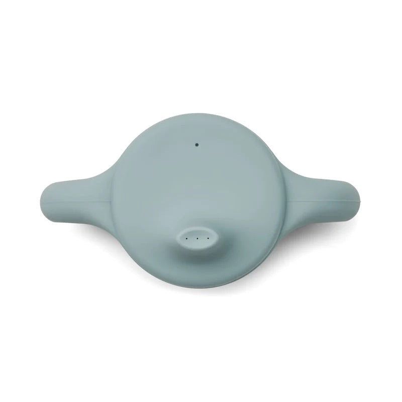 Katinka, offre un aspect épais et doux au toucher, similaire à la tasse Kylie, mais avec des anses plus fines. 3 petits trous dans le couvercle pour le liquide permettent aux tout-petits de gérer le débit et le silicone durable atténue le bruit en cas de chute. 100 % silicone Design élégant Matériau doux et durable Léger Comme la tasse Kylie, avec seulement 2 poignées plus fines 3 petits trous dans le couvercle pour le liquide. Passe au lave-vaisselle Dimensions : H : 10cm, L : 13cm, D : 7cm V : 145ml