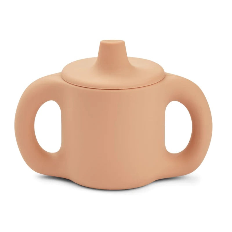 Katinka, offre un aspect épais et doux au toucher, similaire à la tasse Kylie, mais avec des anses plus fines. 3 petits trous dans le couvercle pour le liquide permettent aux tout-petits de gérer le débit et le silicone durable atténue le bruit en cas de chute. 100 % silicone Design élégant Matériau doux et durable Léger Comme la tasse Kylie, avec seulement 2 poignées plus fines 3 petits trous dans le couvercle pour le liquide. Passe au lave-vaisselle Dimensions : H : 10cm, L : 13cm, D : 7cm V : 145ml