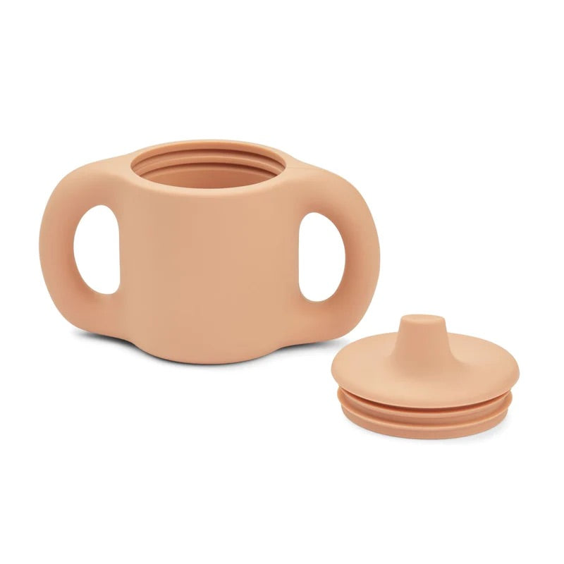 Katinka, offre un aspect épais et doux au toucher, similaire à la tasse Kylie, mais avec des anses plus fines. 3 petits trous dans le couvercle pour le liquide permettent aux tout-petits de gérer le débit et le silicone durable atténue le bruit en cas de chute. 100 % silicone Design élégant Matériau doux et durable Léger Comme la tasse Kylie, avec seulement 2 poignées plus fines 3 petits trous dans le couvercle pour le liquide. Passe au lave-vaisselle Dimensions : H : 10cm, L : 13cm, D : 7cm V : 145ml