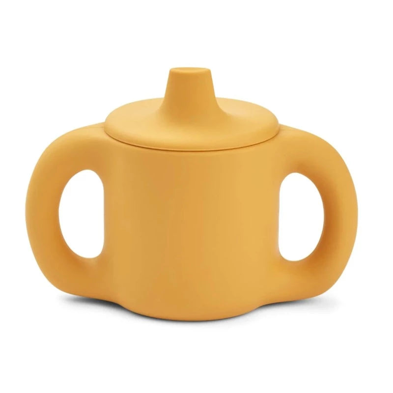 Katinka, offre un aspect épais et doux au toucher, similaire à la tasse Kylie, mais avec des anses plus fines. 3 petits trous dans le couvercle pour le liquide permettent aux tout-petits de gérer le débit et le silicone durable atténue le bruit en cas de chute. 100 % silicone Design élégant Matériau doux et durable Léger Comme la tasse Kylie, avec seulement 2 poignées plus fines 3 petits trous dans le couvercle pour le liquide. Passe au lave-vaisselle Dimensions : H : 10cm, L : 13cm, D : 7cm V : 145ml