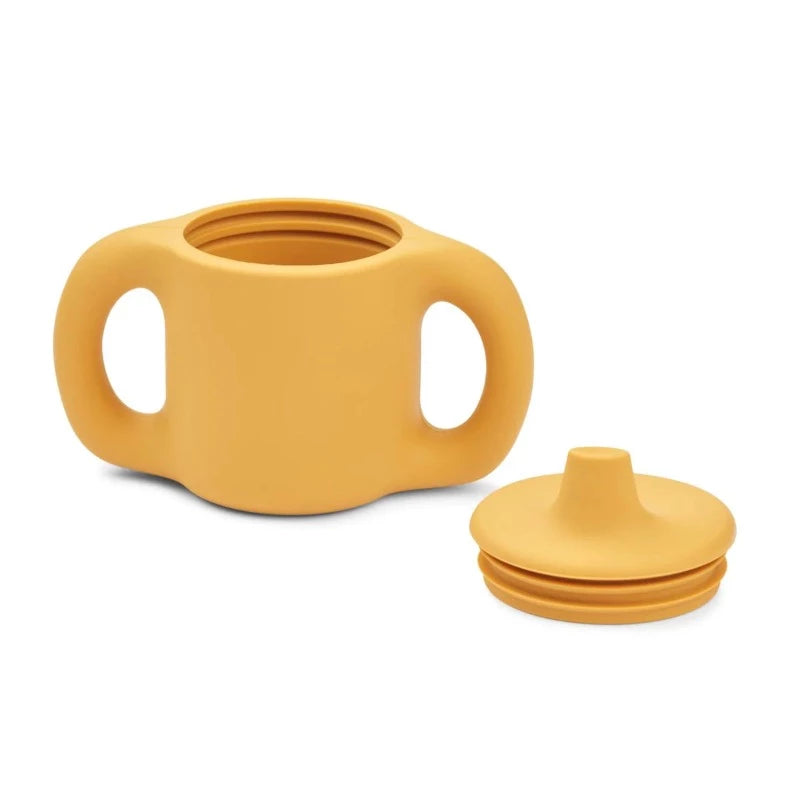 Katinka, offre un aspect épais et doux au toucher, similaire à la tasse Kylie, mais avec des anses plus fines. 3 petits trous dans le couvercle pour le liquide permettent aux tout-petits de gérer le débit et le silicone durable atténue le bruit en cas de chute. 100 % silicone Design élégant Matériau doux et durable Léger Comme la tasse Kylie, avec seulement 2 poignées plus fines 3 petits trous dans le couvercle pour le liquide. Passe au lave-vaisselle Dimensions : H : 10cm, L : 13cm, D : 7cm V : 145ml