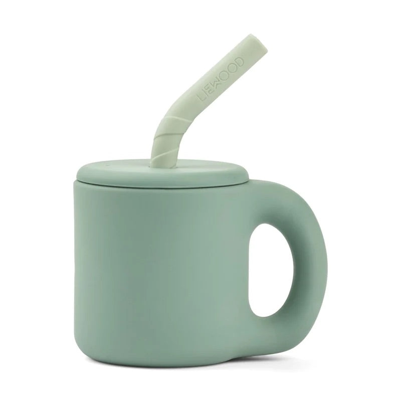 La tasse Jenna est fabriquée en silicone souple et exempte de produits chimiques nocifs. Un élément parfait et durable pour le repas, avec une paille pour amuser les plus jeunes et une silhouette épurée pour plaire aux parents. 100 % silicone Design élégant et organique Matériau durable, doux et durable Incassable Léger Convient à la série de vaisselle épaisse comprenant : « Andie junior set » Passe au lave-vaisselle Dimensions Gobelet : H : 7,5cm, D : 10cm. V : 145ml. Dimensions Paille : H : 12cm, D : 1cm