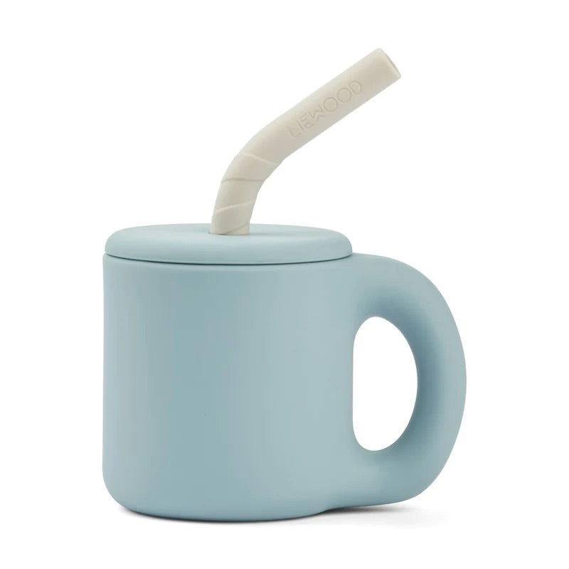 La tasse Jenna est fabriquée en silicone souple et exempte de produits chimiques nocifs. Un élément parfait et durable pour le repas, avec une paille pour amuser les plus jeunes et une silhouette épurée pour plaire aux parents. 100 % silicone Design élégant et organique Matériau durable, doux et durable Incassable Léger Convient à la série de vaisselle épaisse comprenant : « Andie junior set » Passe au lave-vaisselle Dimensions Gobelet : H : 7,5cm, D : 10cm. V : 145ml. Dimensions Paille : H : 12cm, D : 1cm