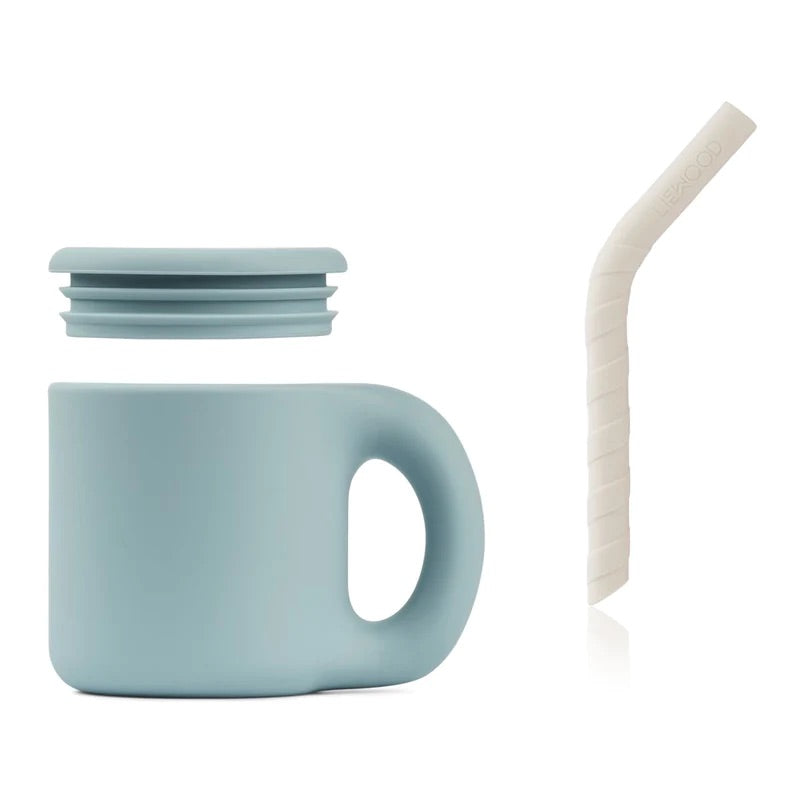 La tasse Jenna est fabriquée en silicone souple et exempte de produits chimiques nocifs. Un élément parfait et durable pour le repas, avec une paille pour amuser les plus jeunes et une silhouette épurée pour plaire aux parents. 100 % silicone Design élégant et organique Matériau durable, doux et durable Incassable Léger Convient à la série de vaisselle épaisse comprenant : « Andie junior set » Passe au lave-vaisselle Dimensions Gobelet : H : 7,5cm, D : 10cm. V : 145ml. Dimensions Paille : H : 12cm, D : 1cm