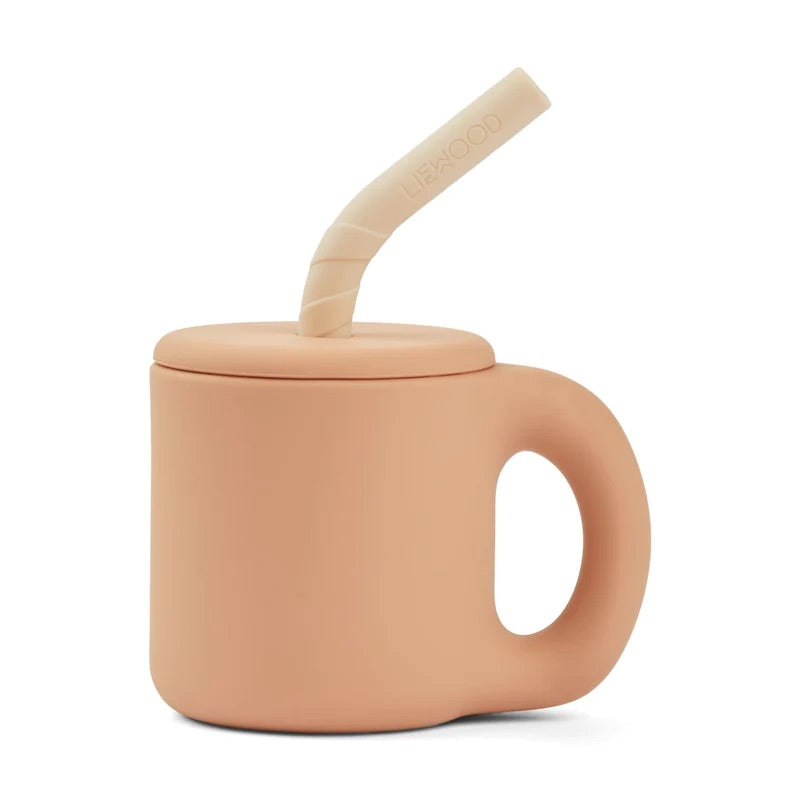 La tasse Jenna est fabriquée en silicone souple et exempte de produits chimiques nocifs. Un élément parfait et durable pour le repas, avec une paille pour amuser les plus jeunes et une silhouette épurée pour plaire aux parents. 100 % silicone Design élégant et organique Matériau durable, doux et durable Incassable Léger Convient à la série de vaisselle épaisse comprenant : « Andie junior set » Passe au lave-vaisselle Dimensions Gobelet : H : 7,5cm, D : 10cm. V : 145ml. Dimensions Paille : H : 12cm, D : 1cm
