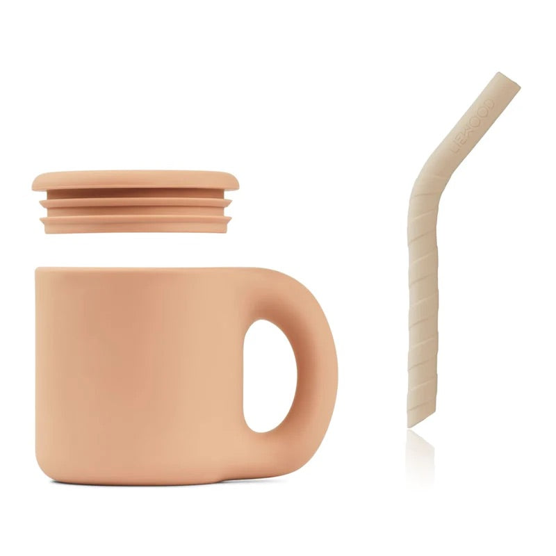 La tasse Jenna est fabriquée en silicone souple et exempte de produits chimiques nocifs. Un élément parfait et durable pour le repas, avec une paille pour amuser les plus jeunes et une silhouette épurée pour plaire aux parents. 100 % silicone Design élégant et organique Matériau durable, doux et durable Incassable Léger Convient à la série de vaisselle épaisse comprenant : « Andie junior set » Passe au lave-vaisselle Dimensions Gobelet : H : 7,5cm, D : 10cm. V : 145ml. Dimensions Paille : H : 12cm, D : 1cm