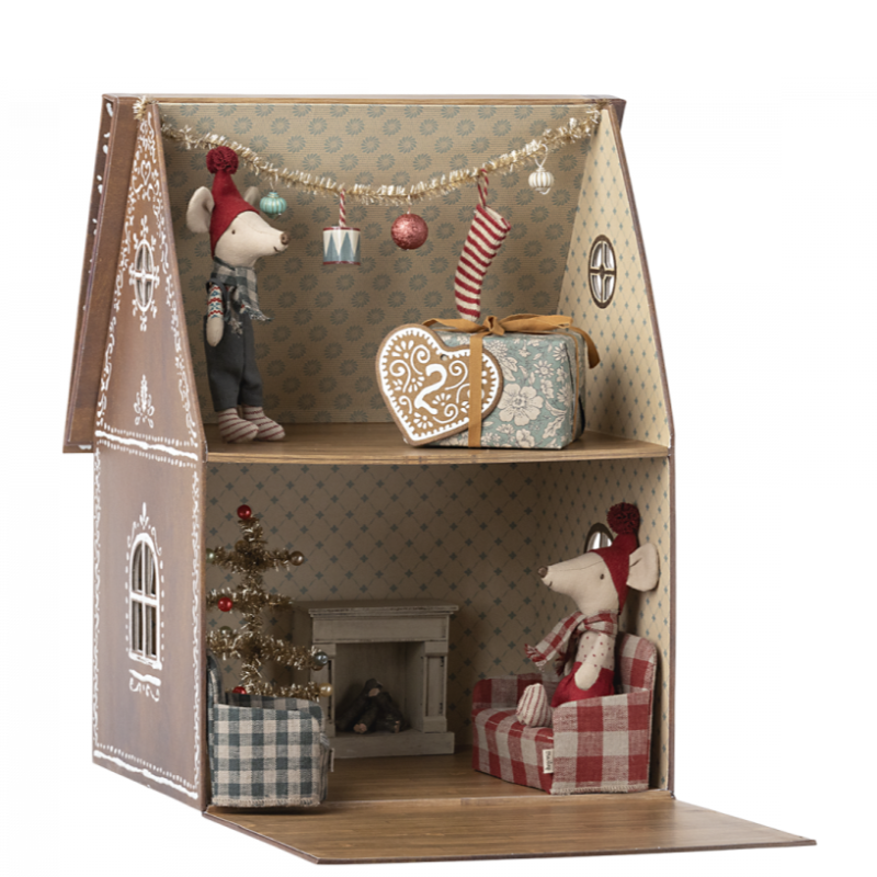Grande soeur Souris de Noel est dans la maison en pain d'épices grand modèle de Maileg.