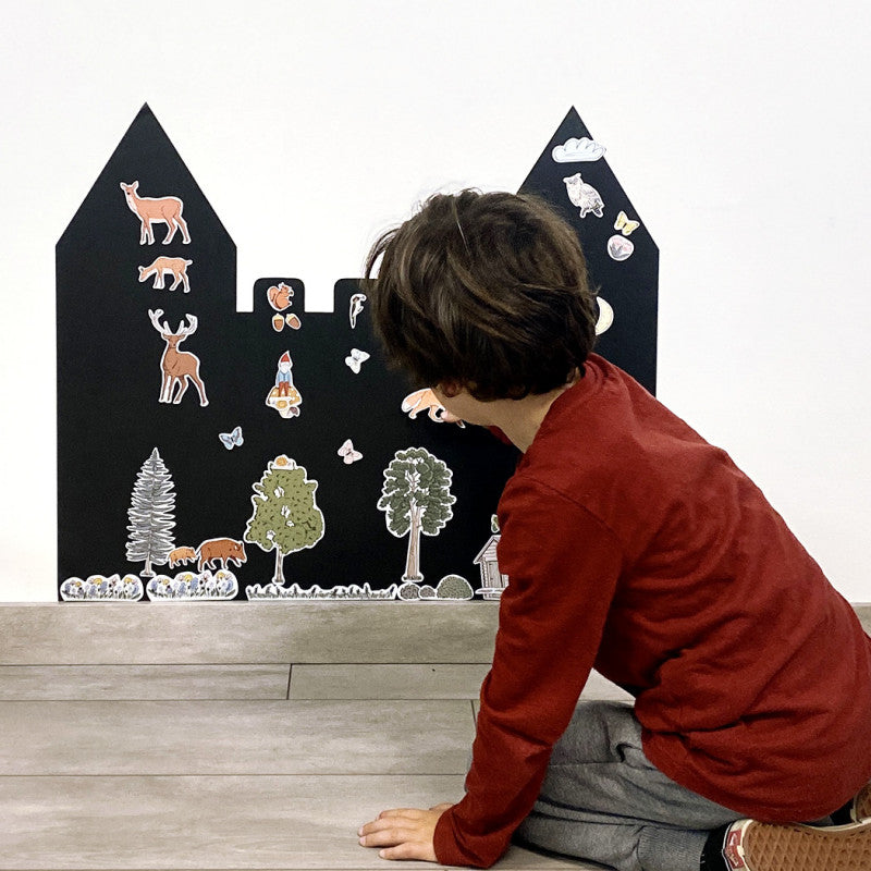 Un jeu divertissant composé de 57 magnets sur le thème de la forêt avec lequel les enfants vont pouvoir reproduire des scènes ou inventer des histoires. Formes aimantées pouvant aller sur un frigo ou sur un tableau magnétique.