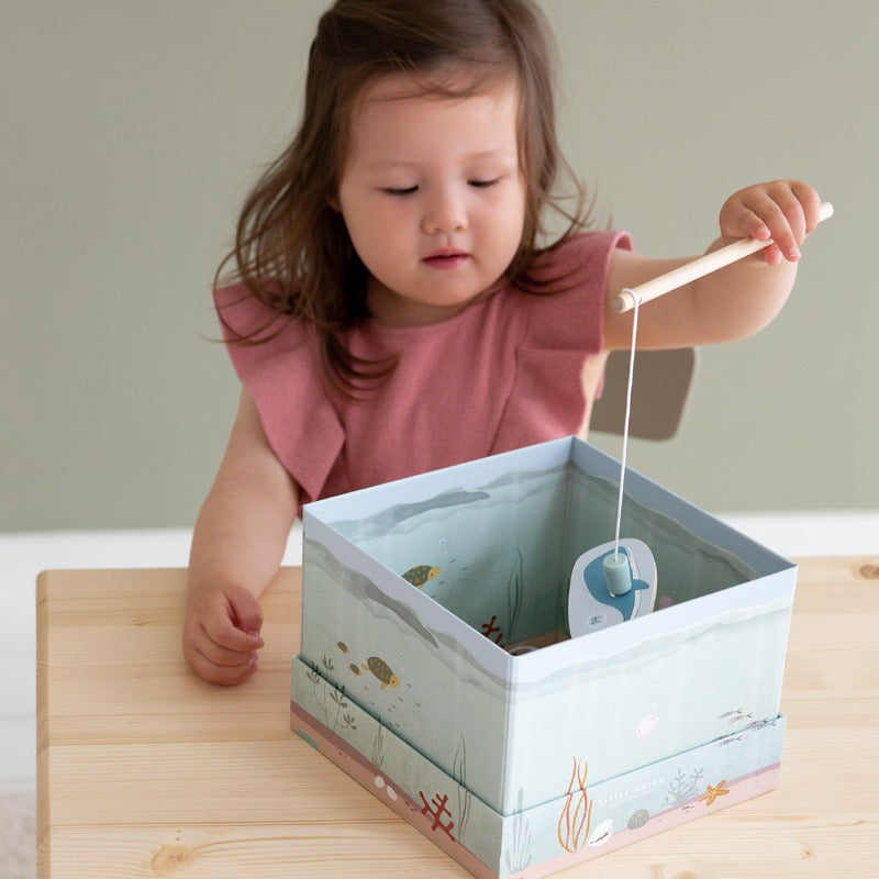 Présentation du jeu de pêche à la ligne de Little Dutch. Petite fille pêchant une baleine.