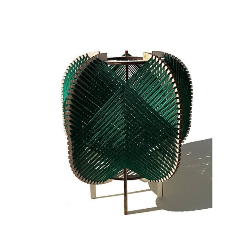 Lampe tissée à poser de l'Atelier Mathilde Louise. Modèle Alta en bois teinté chêne clair et tissage vert foncé.