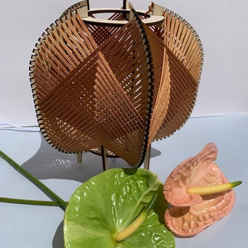 Lampe tissée à poser de l'Atelier Mathilde Louise. Modèle Alta en bois teinté chêne clair et tissage corail
