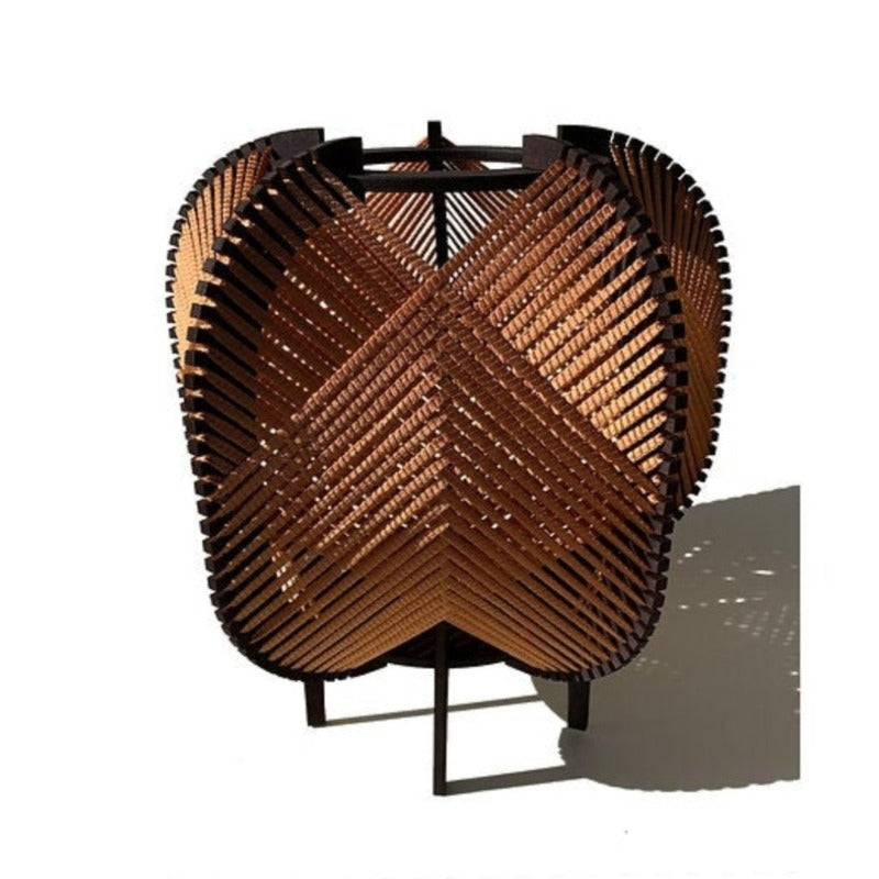 Lampe tissée à poser de l'Atelier Mathilde Louise. Modèle Alta en bois teinté ébène et tissage rouille.