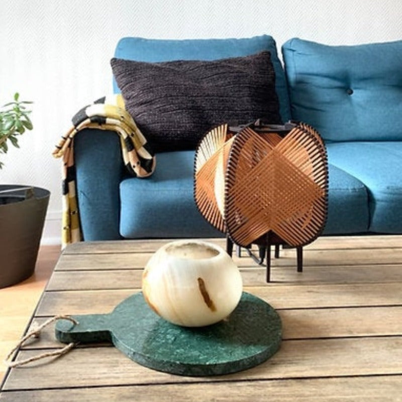 Lampe tissée à poser de l'Atelier Mathilde Louise. Modèle Alta en bois teinté ébène et tissage corail