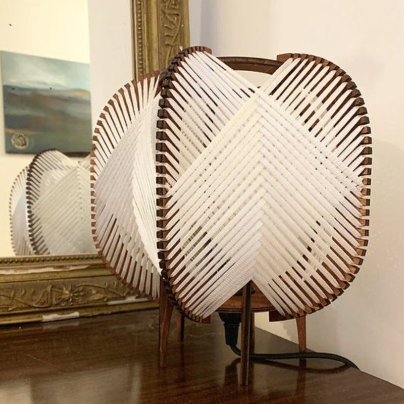 Lampe tissée à poser de l'Atelier Mathilde Louise. Modèle Alta en bois teinté teck et tissage blanc cassé.