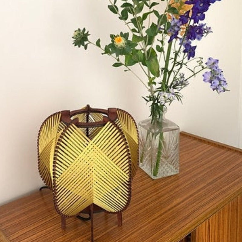 Lampe tissée à poser de l'Atelier Mathilde Louise. Modèle Alta en bois teinté teck et tissage jaune.