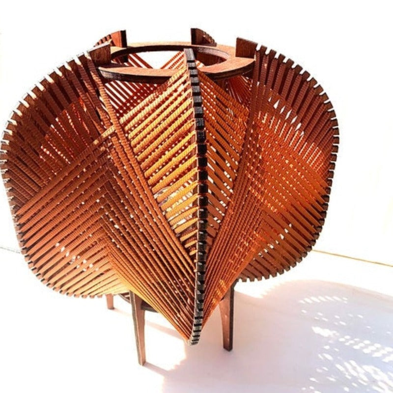 Lampe tissée à poser de l'Atelier Mathilde Louise. Modèle Alta en bois teinté teck et tissage rouille