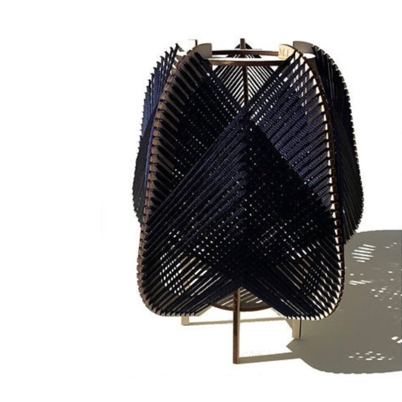Lampe à poser modèle Otta de l'Atelier Mathilde Louise. Ossature de la lampe en bois teinté chêne clair et tissage bleu marine..