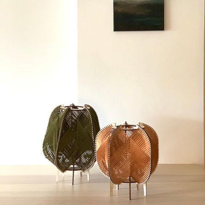 2 modèles de lampe à poser Modèle Otta et Alta de gauche à droite. Création artisanale française de Atelier Mathilde Louise. Ossature de la lampe en bois chêne clair et tissage kaki et corail.
