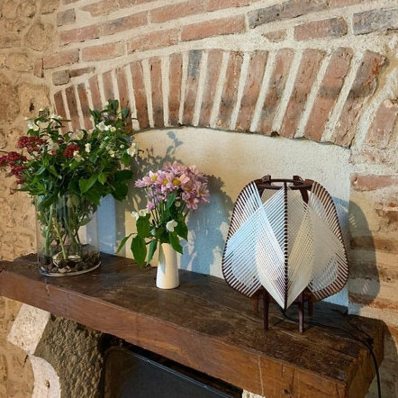 Lampe à poser modèle Otta de l'Atelier Mathilde Louise. Ossature de la lampe en bois teinté teck et tissage blanc cassé