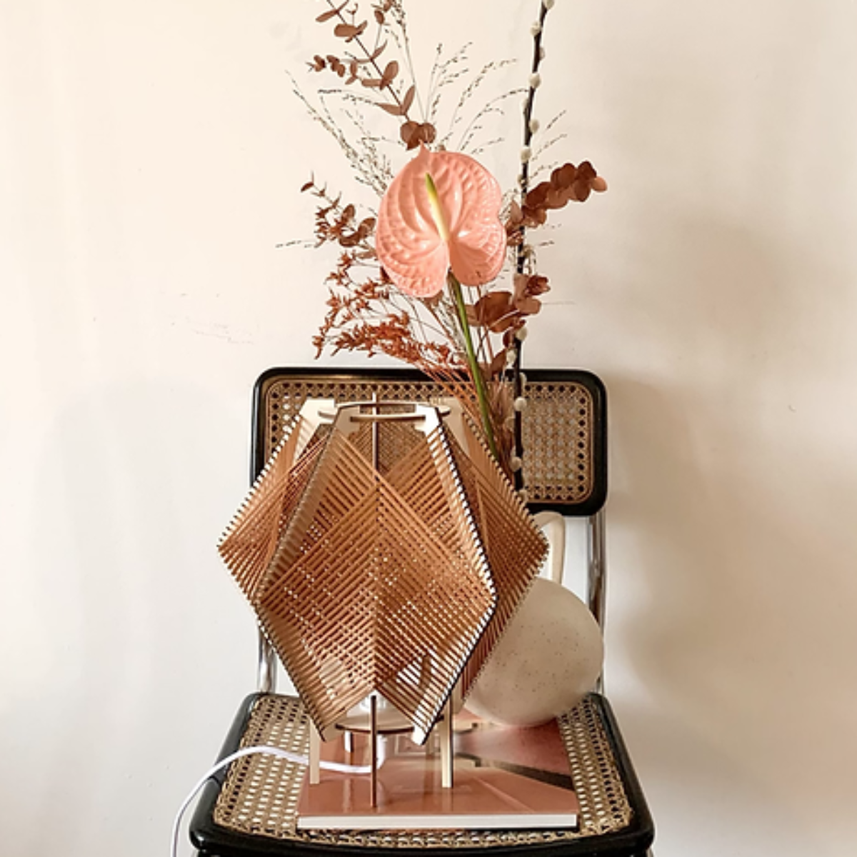 Lampe tissée à poser de l'Atelier Mathilde Louise. Modèle Stockholm en bois teinté chêne clair et tissage corail.