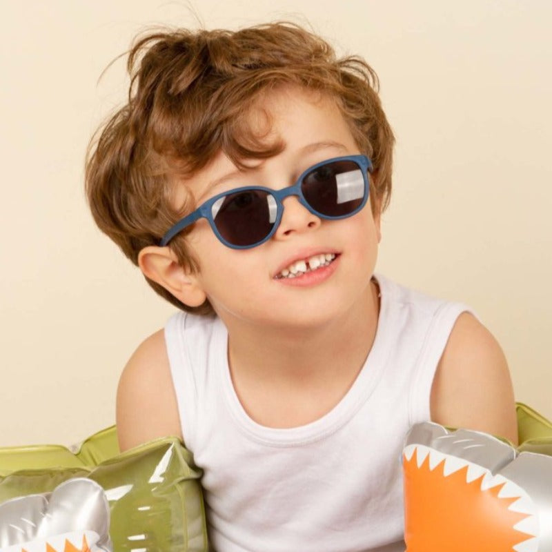 WaZZ, un modèle de solaires, à la forme rectangulaire, pour look comme papa et maman. Des lunettes 100% adapté aux enfants, très légères et douces. Leurs verres de catégorie 3, oversizes et ergonomiques garantissent une protection optimale. Déclinée en coloris mixtes et tendances : denim, kaki, moutarde, terracotta