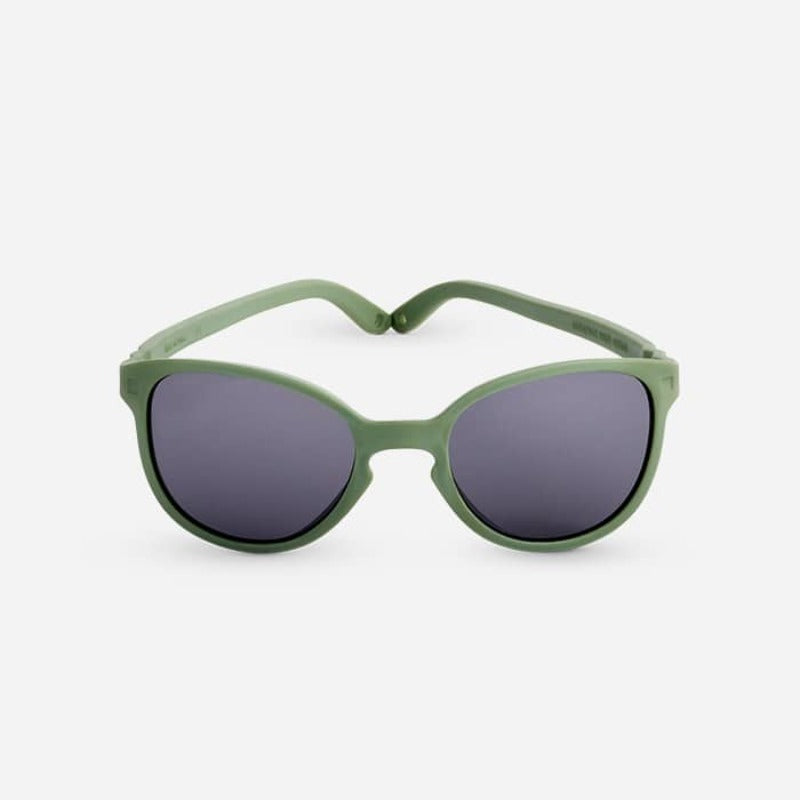WaZZ, un modèle de solaires, à la forme rectangulaire, pour look comme papa et maman. Des lunettes 100% adapté aux enfants, très légères et douces. Leurs verres de catégorie 3, oversizes et ergonomiques garantissent une protection optimale. Déclinée en coloris mixtes et tendances : denim, kaki, moutarde, terracotta