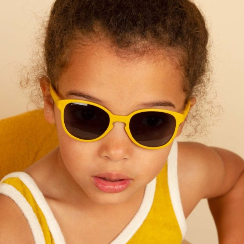 WaZZ, un modèle de solaires, à la forme rectangulaire, pour look comme papa et maman. Des lunettes 100% adapté aux enfants, très légères et douces. Leurs verres de catégorie 3, oversizes et ergonomiques garantissent une protection optimale. Déclinée en coloris mixtes et tendances : denim, kaki, moutarde, terracotta