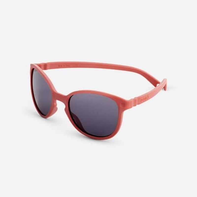 WaZZ, un modèle de solaires, à la forme rectangulaire, pour look comme papa et maman. Des lunettes 100% adapté aux enfants, très légères et douces. Leurs verres de catégorie 3, oversizes et ergonomiques garantissent une protection optimale. Déclinée en coloris mixtes et tendances : denim, kaki, moutarde, terracotta