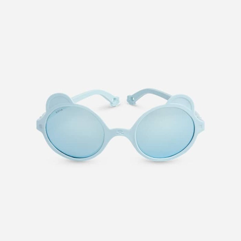 L'iconique paire de lunettes aux petites oreilles, fabriquée en France, en forme d'ourson. Ergonomiques, très légères et douces. Aucune pression sur les tempes ou sur l’arête du nez ni d’écrasement des oreilles de bébé. Déclinée en coloris mixtes et tendances : crème, rose pêche, bleu argenté, bleu ciel Ourson Baby est disponible pour les bouts de chou dès 3 mois, avec des verres de catégorie 3 filtrant 100% des UV.