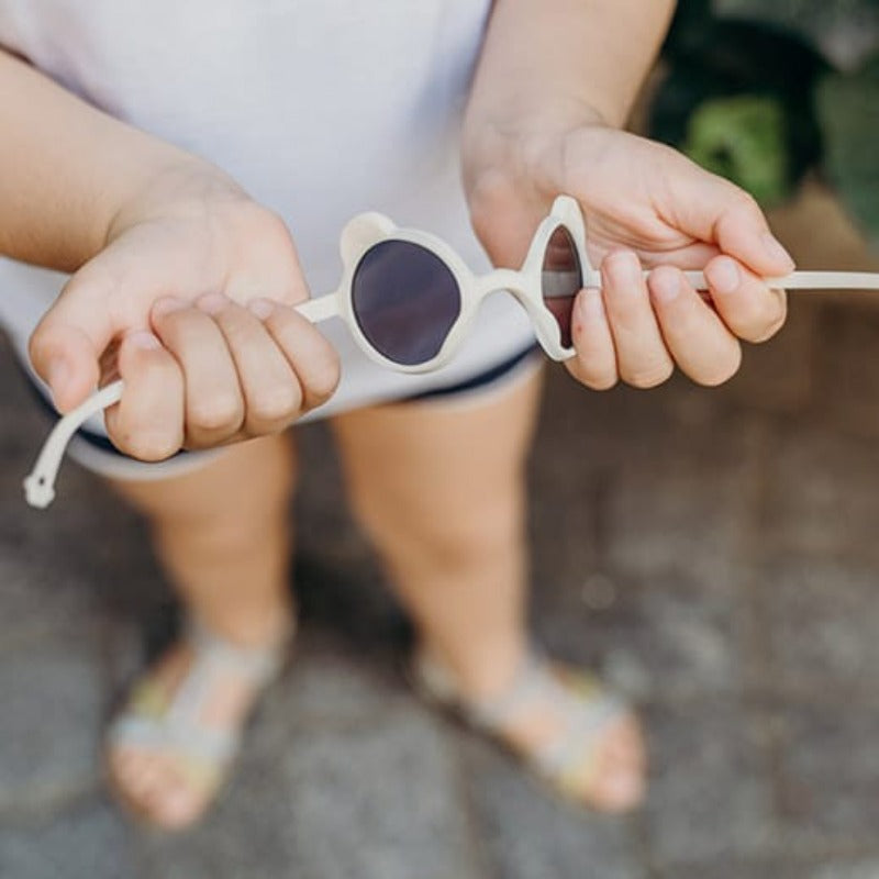 L'iconique paire de lunettes aux petites oreilles, fabriquée en France, en forme d'ourson. Ergonomiques, très légères et douces. Aucune pression sur les tempes ou sur l’arête du nez ni d’écrasement des oreilles de bébé. Déclinée en coloris mixtes et tendances : crème, rose pêche, bleu argenté, bleu ciel Ourson Baby est disponible pour les bouts de chou dès 3 mois, avec des verres de catégorie 3 filtrant 100% des UV.