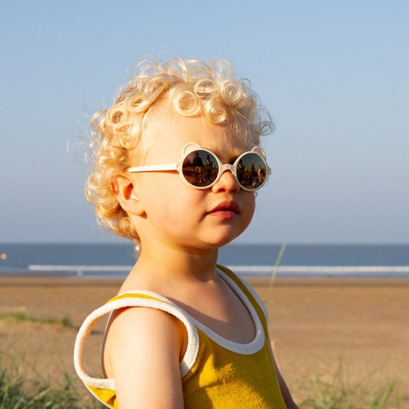 L'iconique paire de lunettes aux petites oreilles, fabriquée en France, en forme d'ourson. Ergonomiques, très légères et douces. Aucune pression sur les tempes ou sur l’arête du nez ni d’écrasement des oreilles de bébé. Déclinée en coloris mixtes et tendances : crème, rose pêche, bleu argenté, bleu ciel Ourson Baby est disponible pour les bouts de chou dès 3 mois, avec des verres de catégorie 3 filtrant 100% des UV.