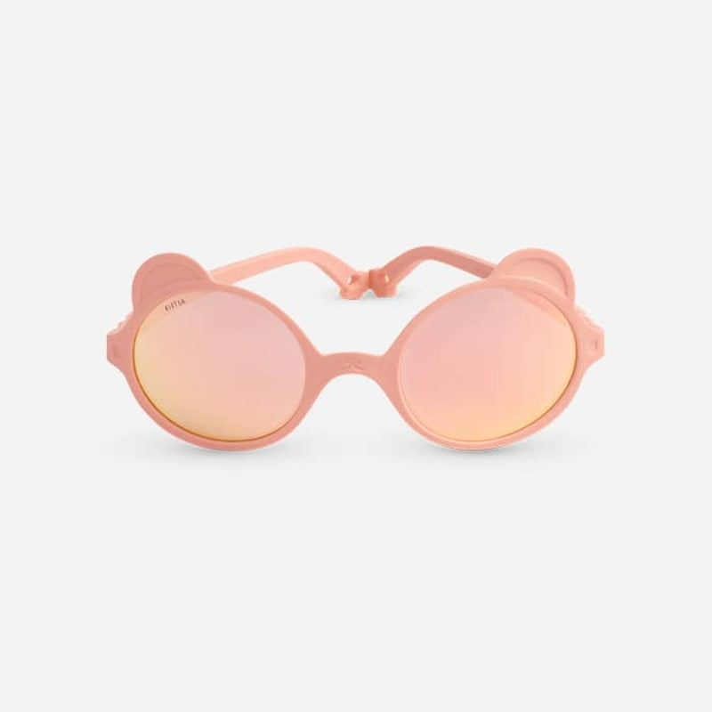 L'iconique paire de lunettes aux petites oreilles, fabriquée en France, en forme d'ourson. Ergonomiques, très légères et douces. Aucune pression sur les tempes ou sur l’arête du nez ni d’écrasement des oreilles de bébé. Déclinée en coloris mixtes et tendances : crème, rose pêche, bleu argenté, bleu ciel Ourson Baby est disponible pour les bouts de chou dès 3 mois, avec des verres de catégorie 3 filtrant 100% des UV.