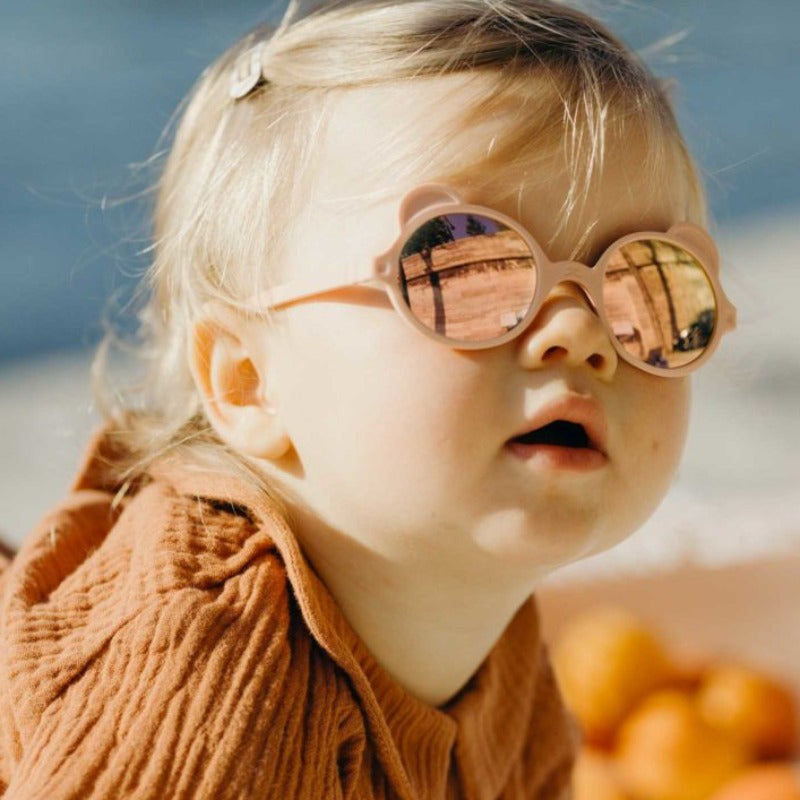 L'iconique paire de lunettes aux petites oreilles, fabriquée en France, en forme d'ourson. Ergonomiques, très légères et douces. Aucune pression sur les tempes ou sur l’arête du nez ni d’écrasement des oreilles de bébé. Déclinée en coloris mixtes et tendances : crème, rose pêche, bleu argenté, bleu ciel Ourson Baby est disponible pour les bouts de chou dès 3 mois, avec des verres de catégorie 3 filtrant 100% des UV.