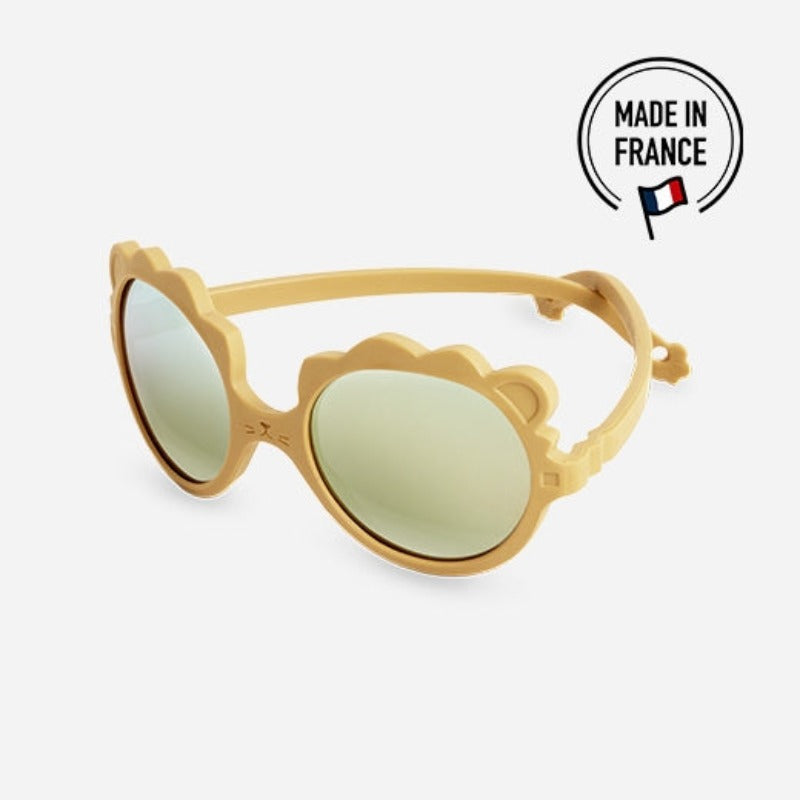 Lunettes solaires enfant modèle lion coloris miel de la marque ki et la, marque française. Lunettes incassables, sans charnière, douces et très légères. Hautre protection solaire, filtre tous les UV, verres de catégorie 3. Filtre anti lumière bleu, monture recyclable.