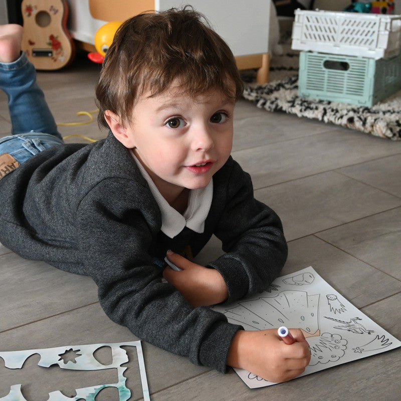 Votre enfant adore jouer avec des créatures légendaires de la préhistoire ? Découvrez nos magnets à colorier dinosaures. 52 illustrations à colorier pour créer un environnement complet d'un monde de dinosaures et donner vie à des histoires à l'infini ! Vendu avec 6 feutres de couleur effaçables.
