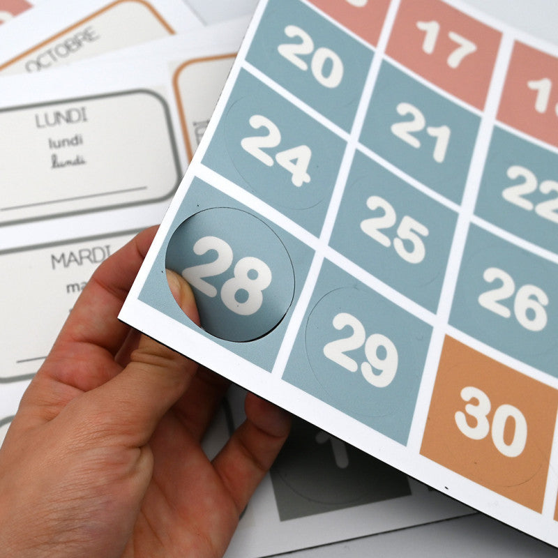 Les jours du mois, les jours de la semaine écrits en majuscules, en écritures cursives et en misnuscules.